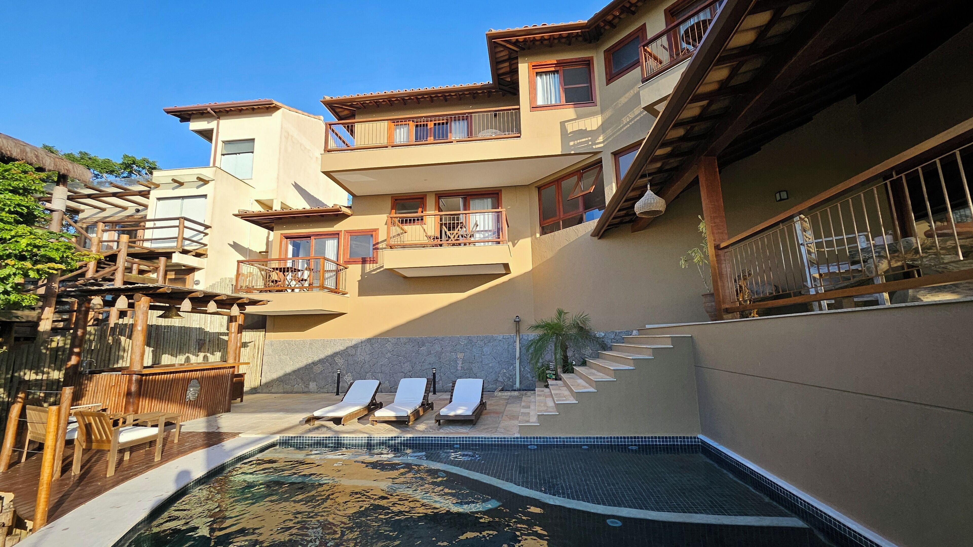 Piscina externa, funciona das 10h às 20h, espreguiçadeiras