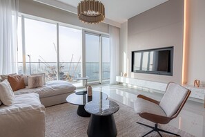 Smart TV - Stunning 3-Bedroom Suite with Sea View at Avani + Palm Dubai Hotel & Suites (Dubai)