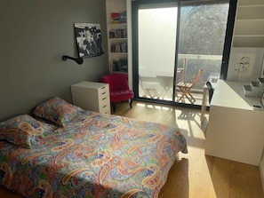 2 chambres, bureau, fer et planche à repasser, lit parapluie