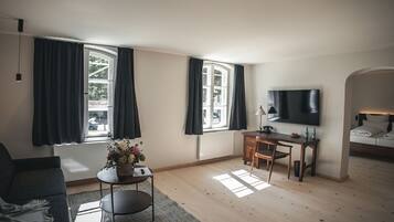 1 bedroom, premium bedding, minibar, in-room safe