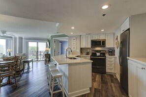 Refrigerador, microondas, placa de cocina, lavavajillas