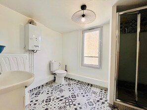 Dusche, Handtücher, Toilettenpapier