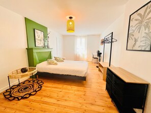 4 室のベッドルーム、デスク、アイロン / アイロン台、WiFi (無料)