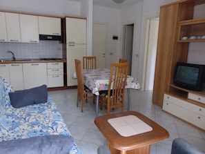 Apartment, 1 Bedroom, Balcony, Garden View | Interior