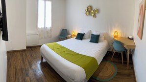 A hotel room with a bed, a desk, and a chair. - Hôtel de Provence (Digne-les-Bains)