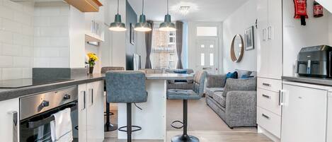 Kjøleskap, mikrobølgeovn, ovn og oppvaskmaskin