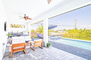Terrace/patio - Casa del Lago: Relaxing Waterfront Pool House (Cape Coral)