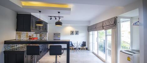 冷蔵庫、コンロ、電気ポット、調理器具と食器