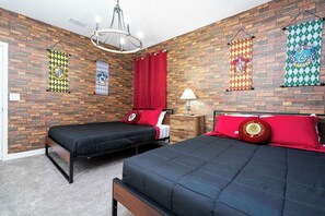 Ein Zimmer mit zwei Betten, einem roten Vorhang und einer Chandeliebre.