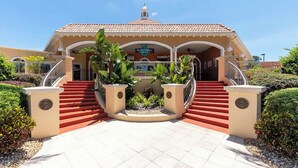 Entrada de un hotel con una escalera roja, un patio cubierto y un letrero que dice 'Fleischer Family Resort'.