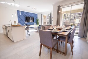 Dining - 2541 RT Ultimate Family Adventure 4 Beds (Kissimmee)