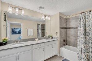 Een douche, een haardroger, handdoeken