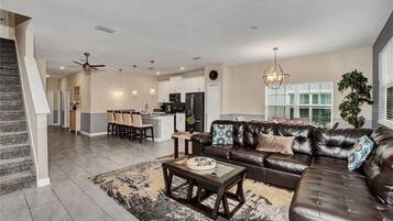 Een televisie en een stereo