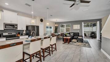 Een koelkast, een magnetron, een oven, een kookplaat