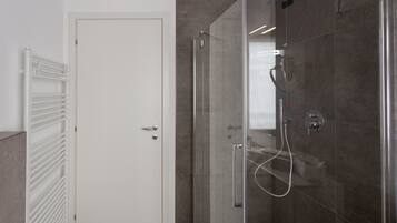 Doccia, asciugacapelli, bidet, asciugamani