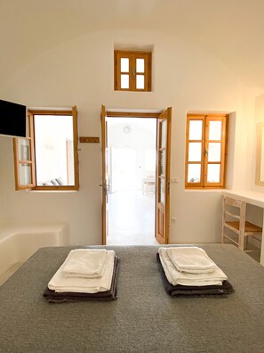 1 bedroom, iron/ironing board, WiFi, bed sheets - Santorini Superior Cave House (2) (Exo Gialos Thiras)