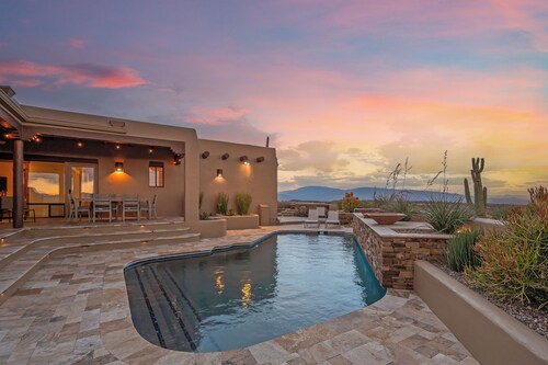 Cimarron: Spectacular city and mountain views, pool, hot tub, and more!