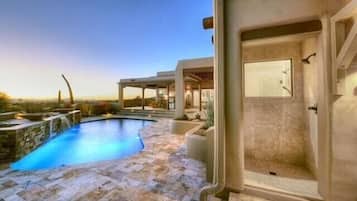 Utendørsbasseng og et oppvarmet basseng