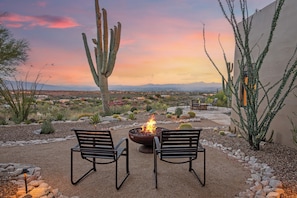 Property grounds - Cimarron: Spectacular city and mountain views, pool, hot tub, and more! (Catalina Foothills)