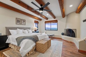 5 makuuhuonetta, työpöytä, silitysrauta/-lauta, vauvan matkasänky