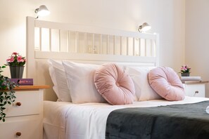 1 chambre, bureau, fer et planche à repasser, lit parapluie