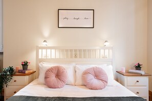 1 chambre, bureau, fer et planche à repasser, lit de bébé portatif
