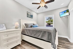 3 bedrooms, iron/ironing board, WiFi, bed sheets - Priceless Paradise (Myrtle Beach)