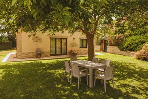 Outdoor dining - Levante - Relax and Nature among the hills of the Marche, Levante - Relax e Natura tra le colline de (Monsampietro Morico)