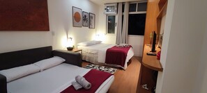 1 bedroom, desk, iron/ironing board, free WiFi - Rent Copacabana: Cozy studio, one block from the beach, no children (Copacabana Rio de Janeiro)