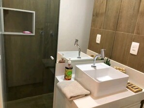 Douche, sèche-cheveux, serviettes fournies, savon