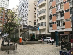Parking - Rent Copacabana: Cozy studio, one block from the beach, no children (Copacabana Rio de Janeiro)