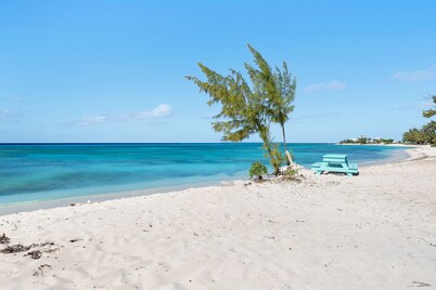 The Sunflower Villa – 3BR Beachfront in Grand Turk
