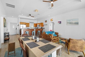 Smart TV, books - The Sunflower Villa – 3BR Beachfront in Grand Turk (Cockburn Town)