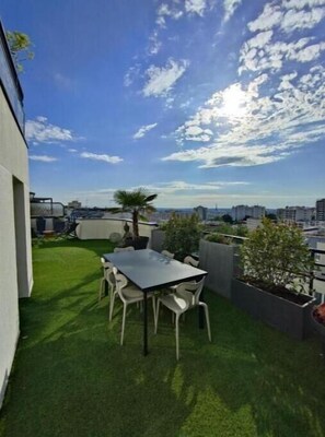 Outdoor dining - Appartement D'exception Paris 20ème, Terrasse de 45m2, vue sur la Tour Eiffel (Paris)