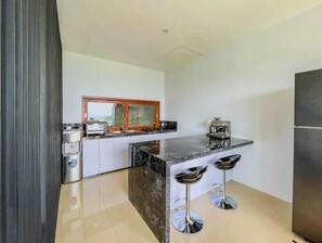 Fridge, oven, stovetop, coffee/tea maker
