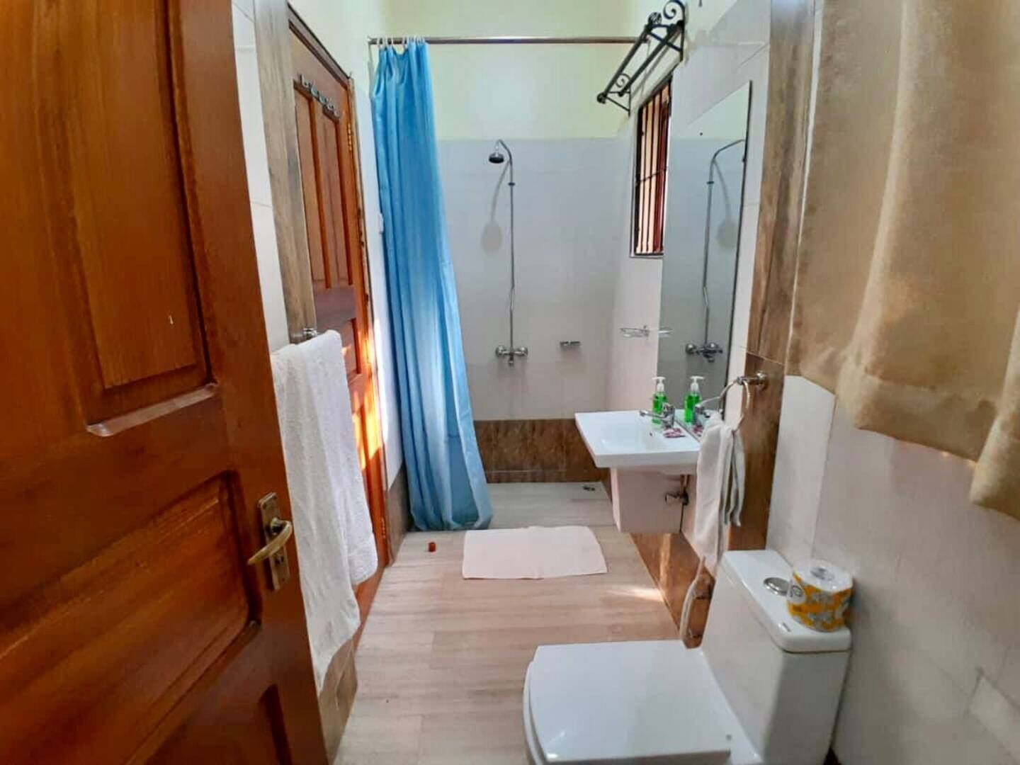 Regadera, toallas, jabón, shampoo 