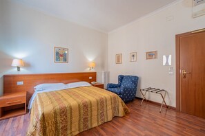 خزنة داخل الغرفة وستائر تعتيم وتجهيزات عازلة للصوت وواي فاي مجانًا