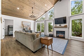 Smart TV, fireplace - The Cottage at Grand Marais (Grand Marais)
