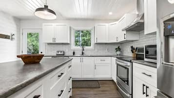 Geladeira, micro-ondas, fogão, cooktop