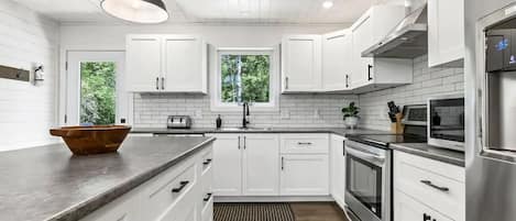 Réfrigérateur, four à micro-ondes, un four, surface de cuisson