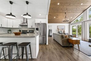 Fridge, microwave, oven, stovetop - The Cottage at Grand Marais (Grand Marais)