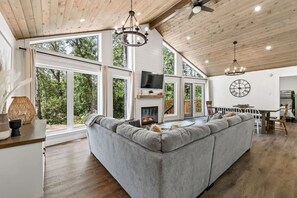 Smart TV, fireplace - The Cottage at Grand Marais (Grand Marais)