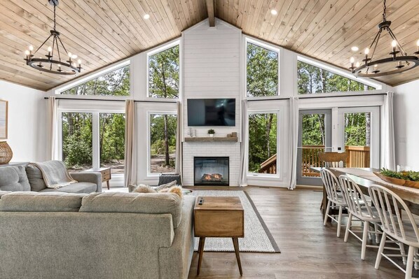 Smart TV, fireplace - The Cottage at Grand Marais (Grand Marais)