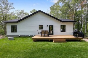 Outdoor dining - The Cottage at Grand Marais (Grand Marais)