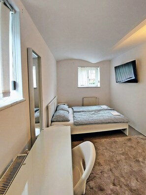 Standard Double Room | Free WiFi, bed sheets - R24 ROSE HOUSE (Ljubljana)