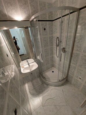 Appartement familial | Salle de bain | Douche, plancher chauffant (salle de bain), serviettes fournies