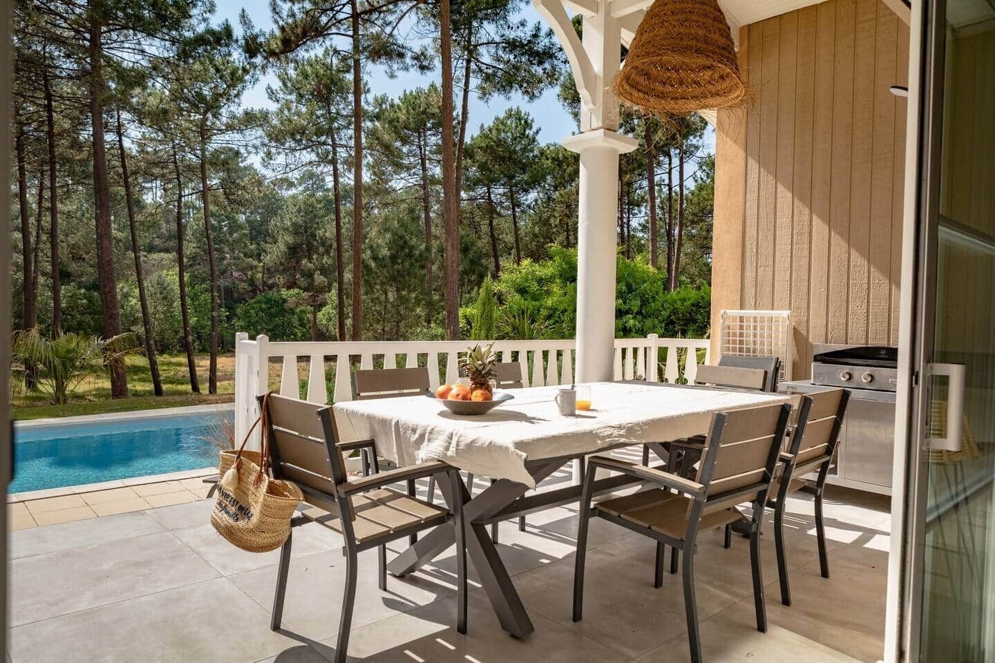 屋外ダイニングエリア