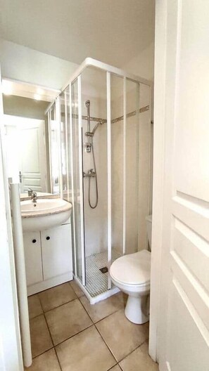 Douche, sèche-cheveux