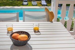 Een verwarmd zwembad