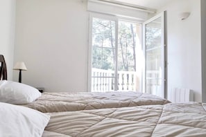 4 bedrooms, iron/ironing board, free WiFi